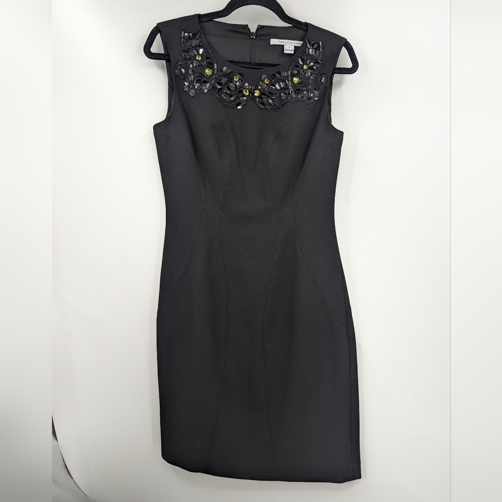 DIANE VON FURSTENBERG Sleeveless Knee-Length Sheath Dress